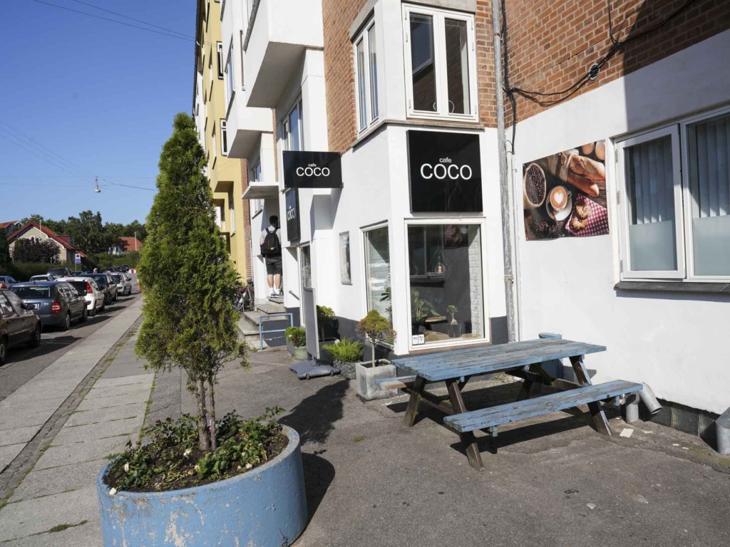 Café Coco set fra gaden en sensommerdag