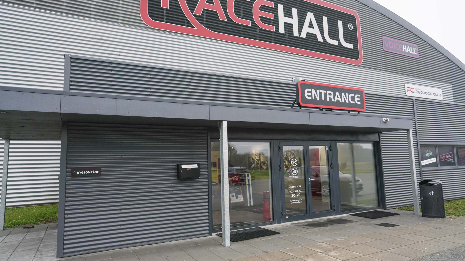 Diners Lounge set udefra p-pladsen