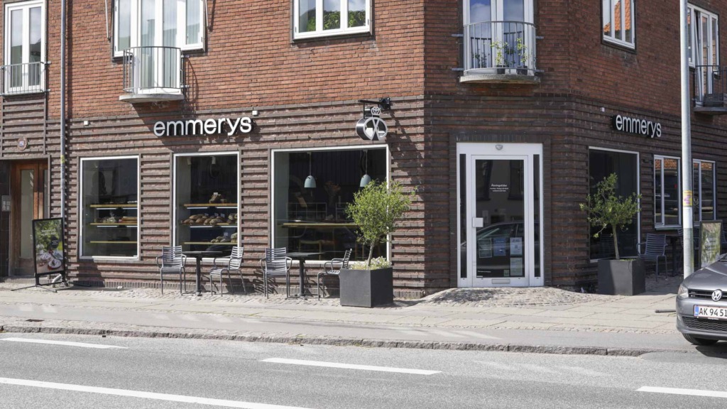 Emmerys i &Aring;byh&oslash;j set fra den anden side af Silkeborgvej