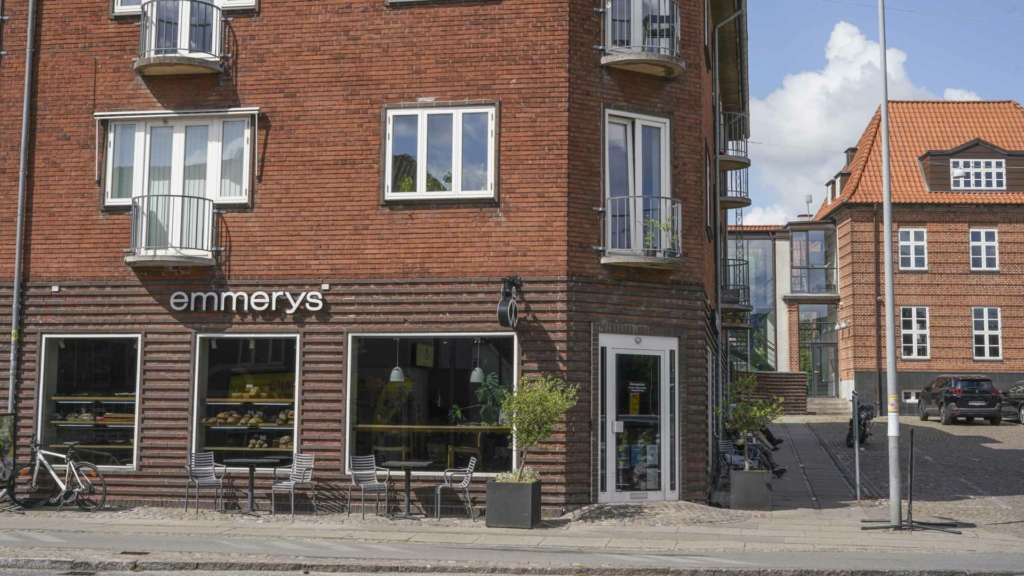 Emmerys i Åbyh&oslash;j ligger p&aring; torvet