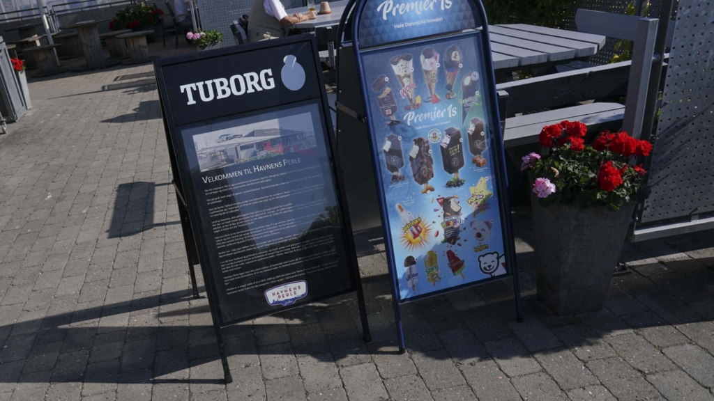 Velkommenskilt og is-tavle hos Havnens Perle