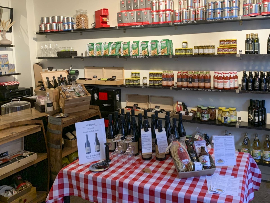 Man kan ogs&aring; k&oslash;be mange delikatesser hos Il caffé ved åen