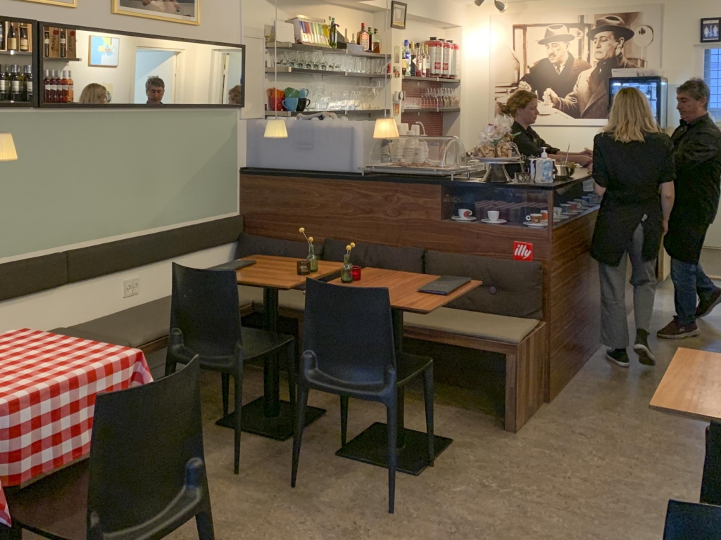 Betjeningen hos Il caffé ved åen