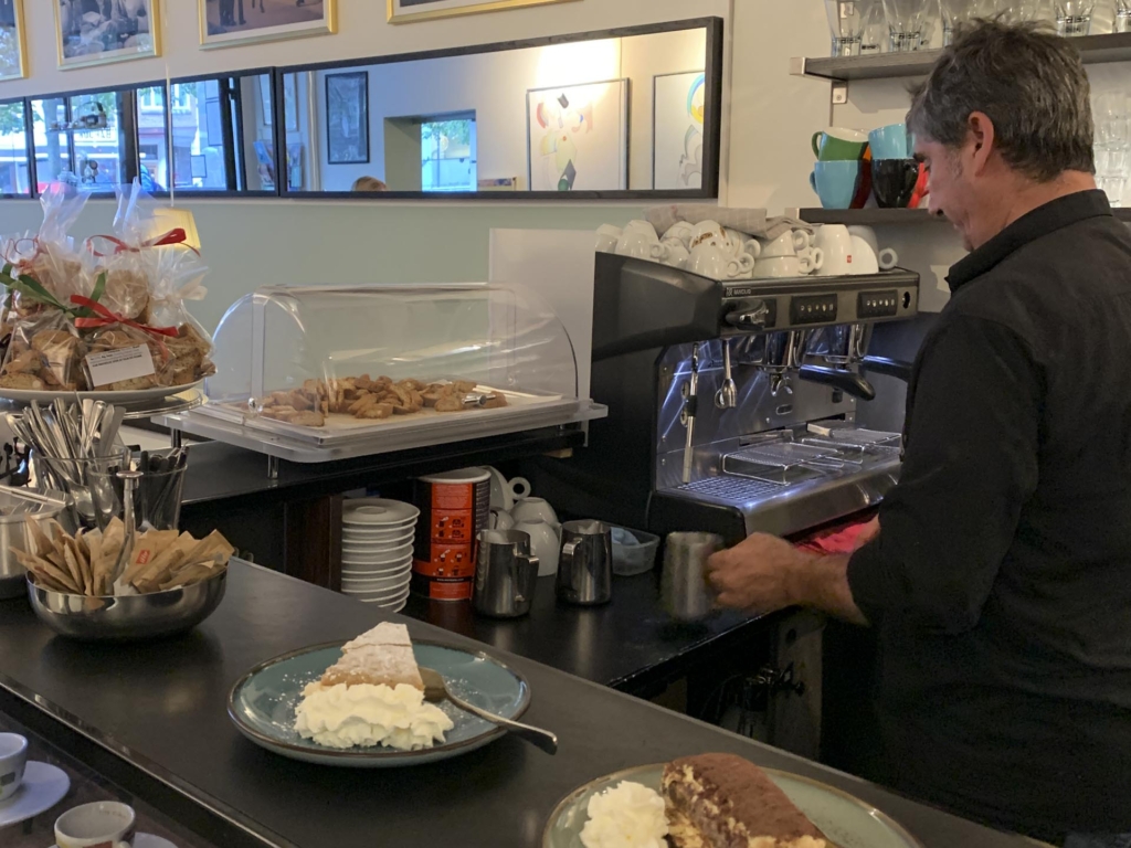 Italieneren hos Il caffé ved åen i Aarhus laver selv en kaffe