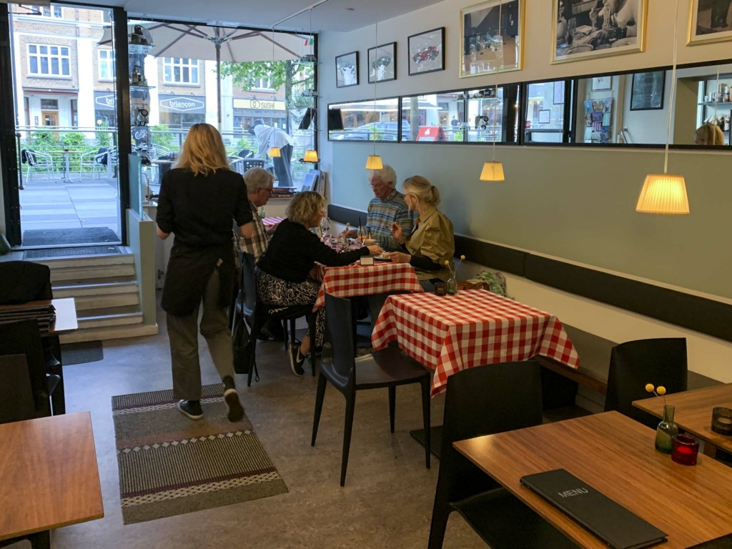 Der er altid hyggeligt hos Il caffé ved åen - her kommer mange stamg&aelig;ster