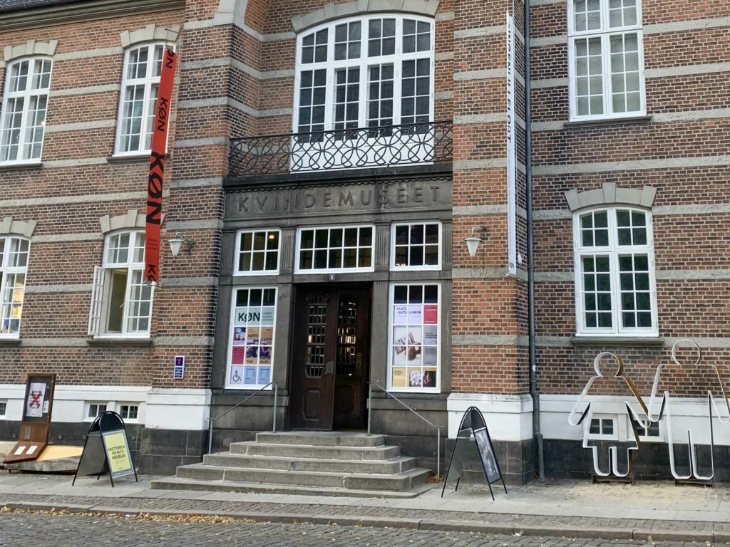 Her ser man indgangen til K&Oslash;N caf&eacute;