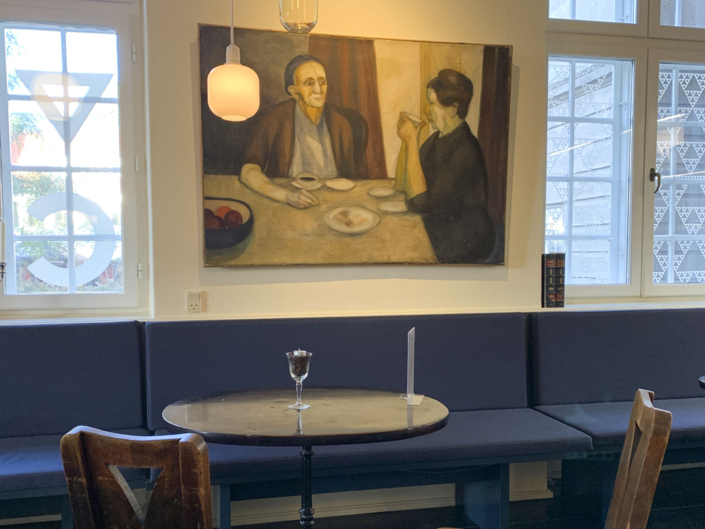 Her ser man de gode stole og sofaer hos K&Oslash;N caf&eacute;