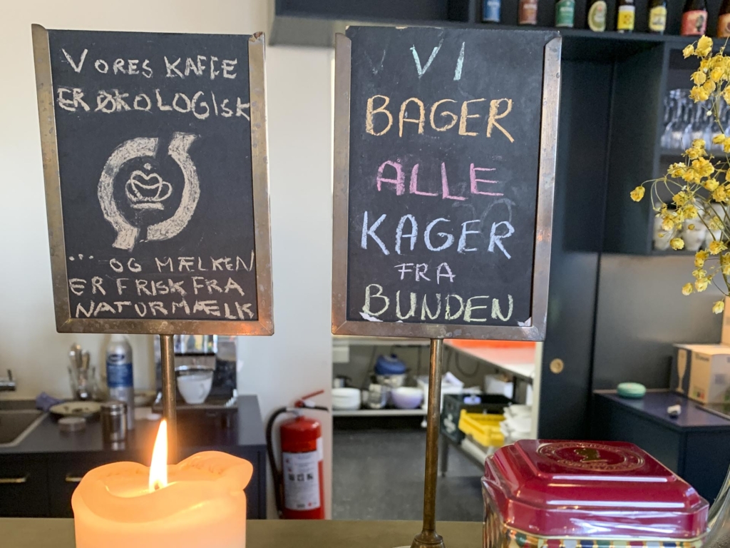 Det økologiske skilt hos KØN café
