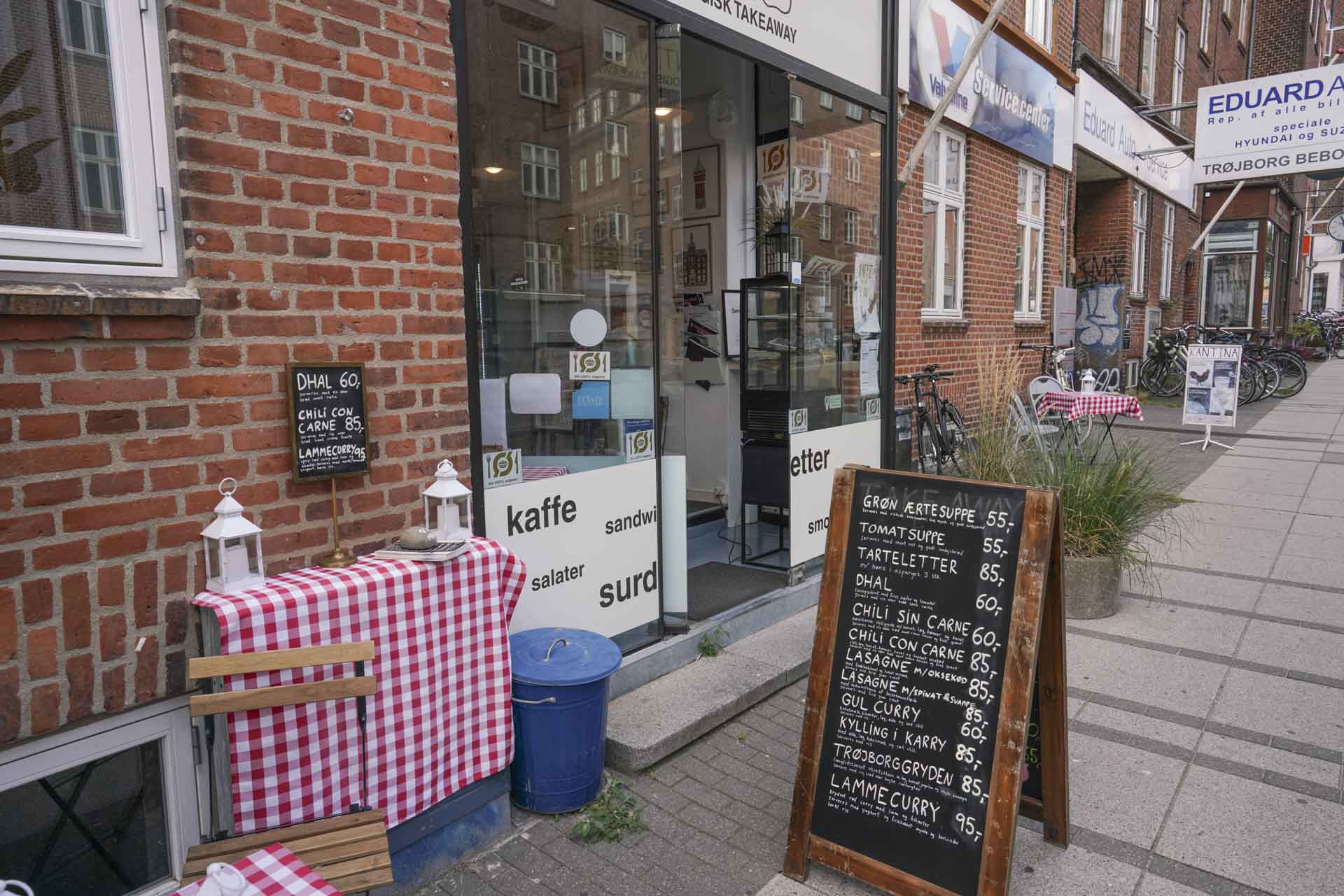 Menuskilt foran Kantina på Trøjborg