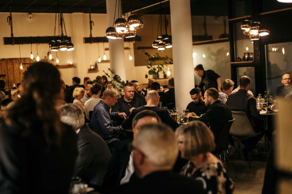 Der er mange g&aelig;ster og ofte fuld hus ved Köd ved åen