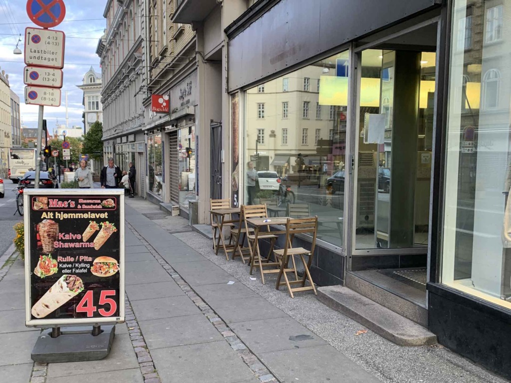 Mac’s Shawarma & Pita Grill set udefra gaden af i Århus C