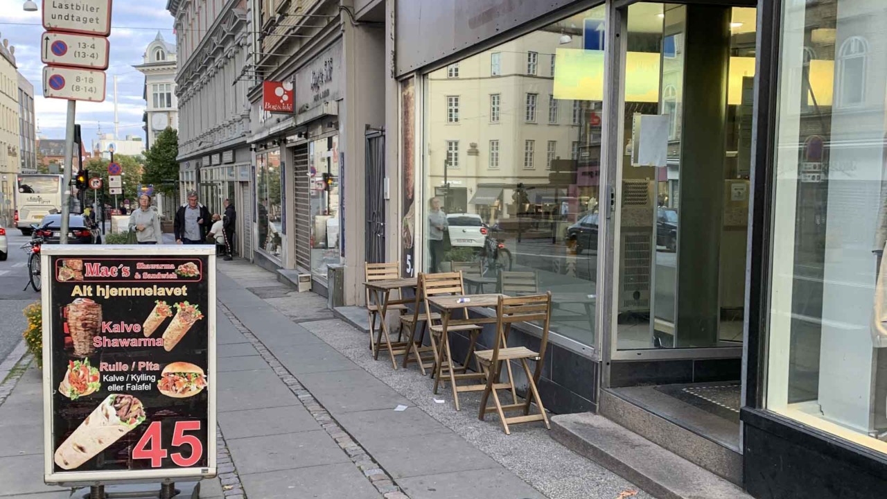 Mac’s Shawarma & Pita Grill set udefra gaden af i Århus C