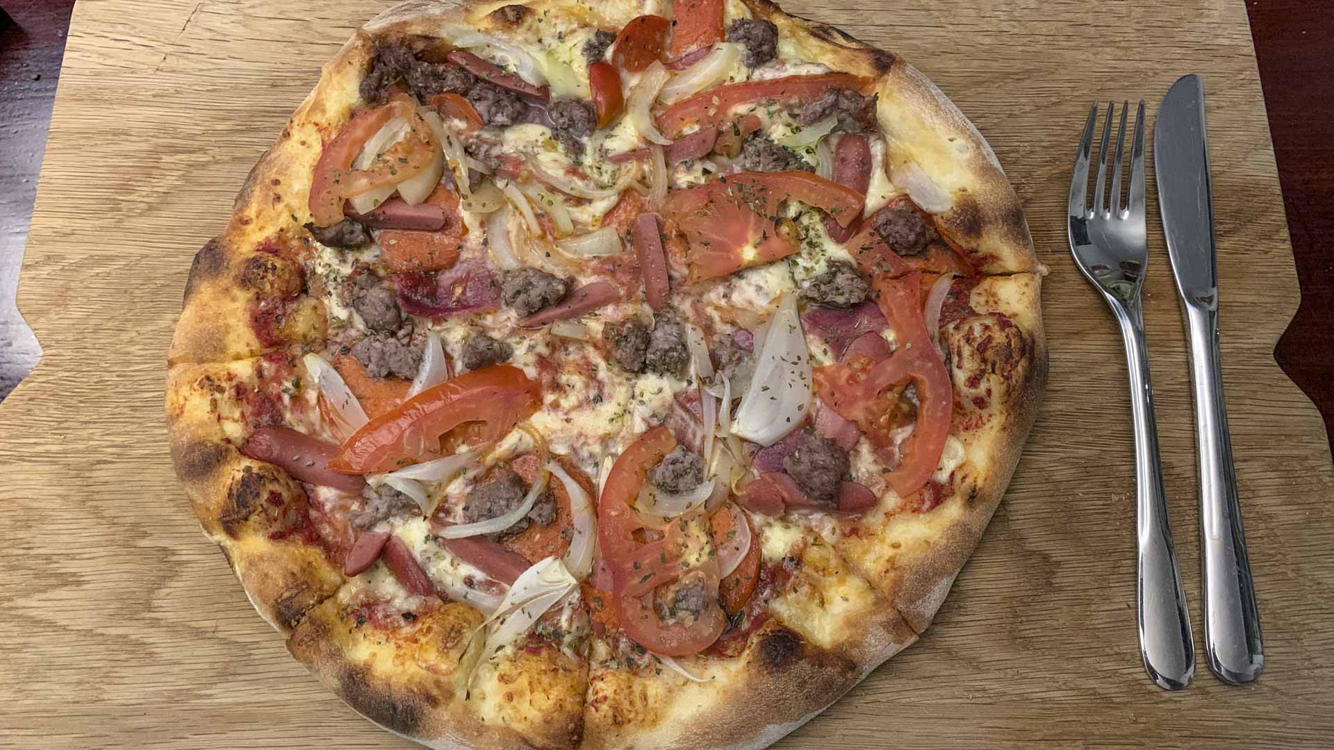 En våd pizza fra Baunes Pizza og XL Burger