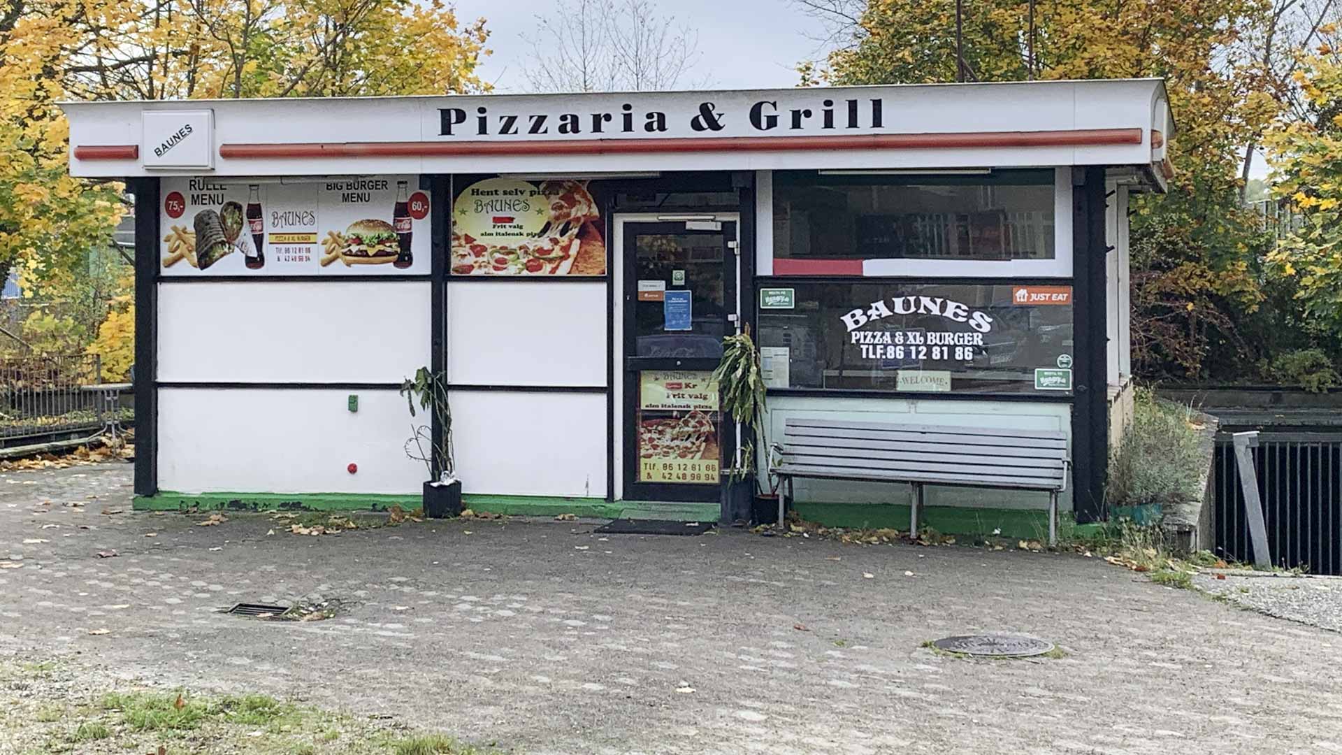 Baunes Pizza og XL Burger set udefra. Stedet har tidligere fungeret som tankstation