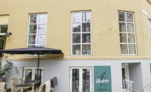 Den Gule Café i Jægergårdsgade set udefra