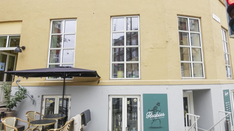 Den Gule Café i Jægergårdsgade set udefra