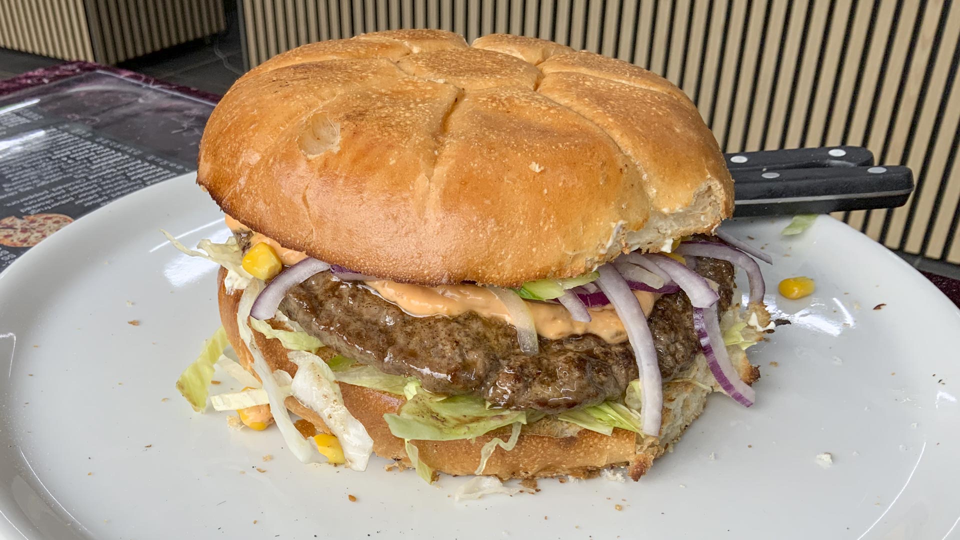 Hamburgeren hos Narnia Pizza & Burger