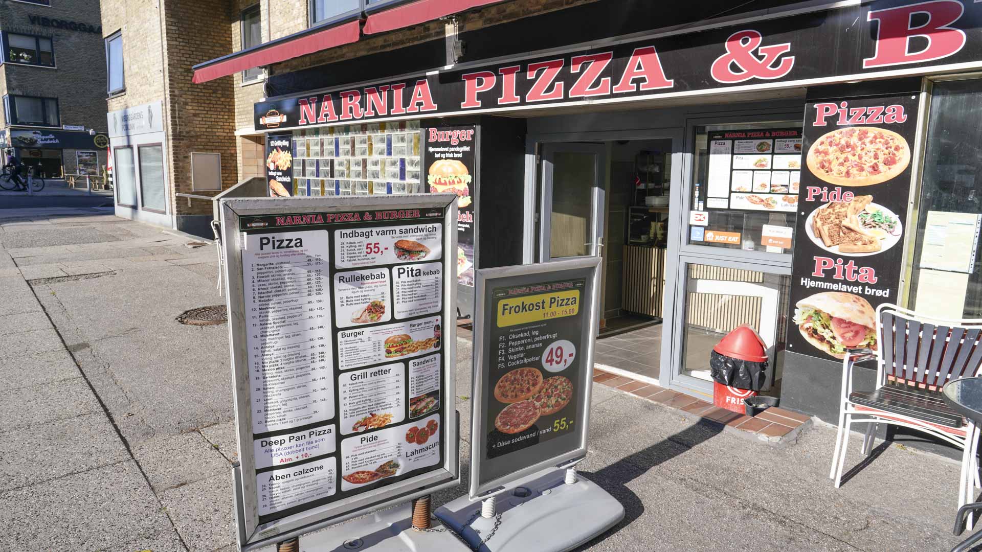 Den store menutavle hos Narnia Pizza & Burger