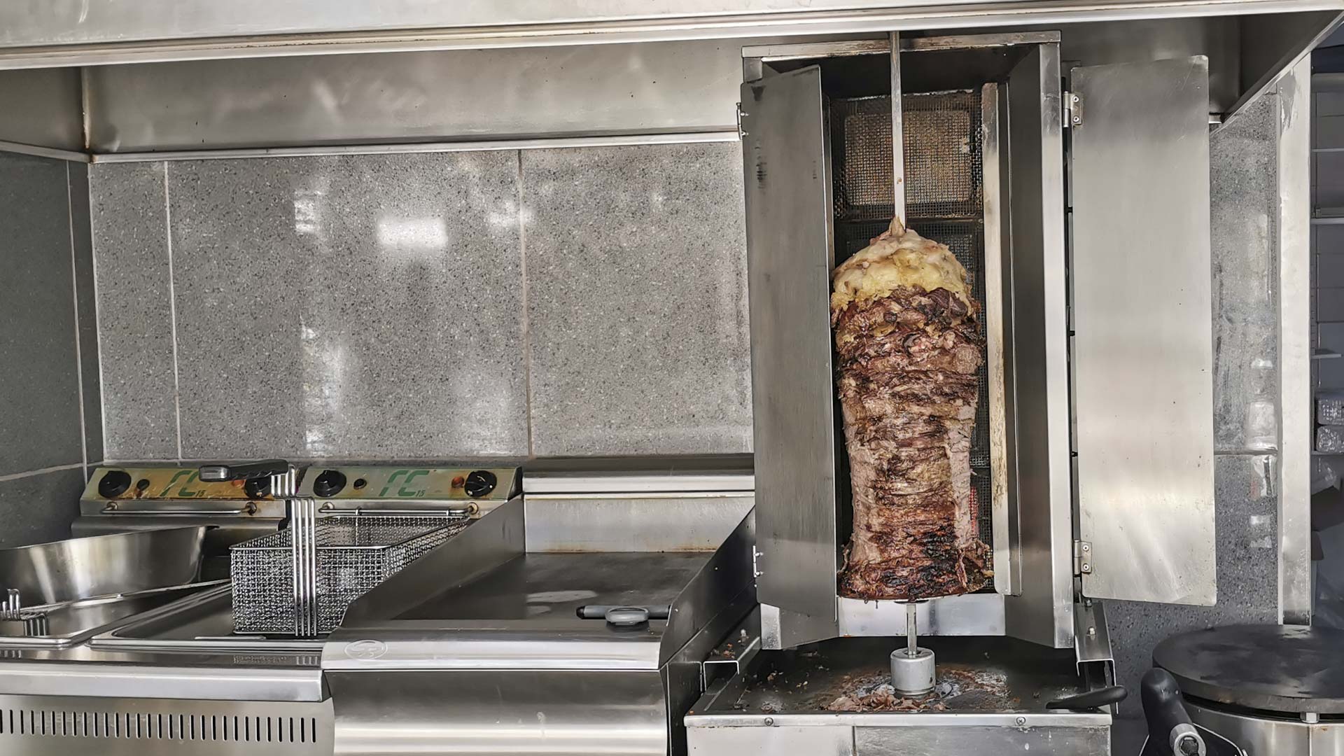 Et spyd med kød hos Narnia Pizza & Burger