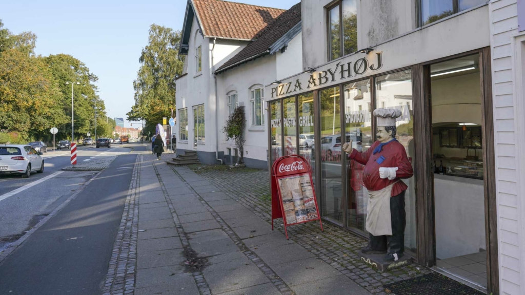 Pizza &Aring;byh&oslash;j set udefra gaden