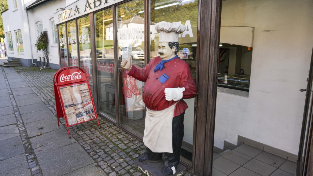 Den tykke pizzamand ude foran Pizza &Aring;byh&oslash;j