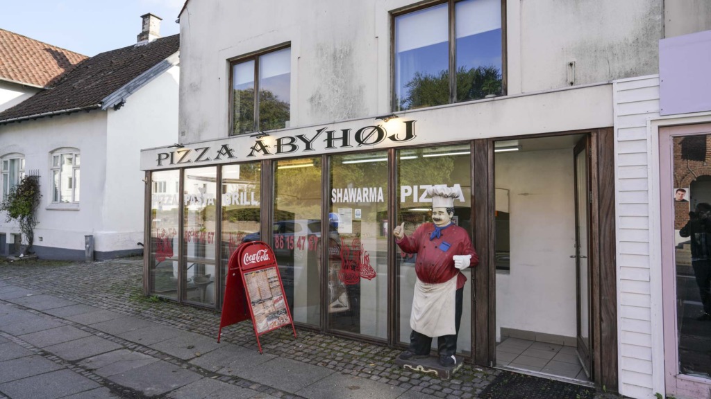 Pizza Åbyh&oslash;j set ude fra Silkeborgvej af