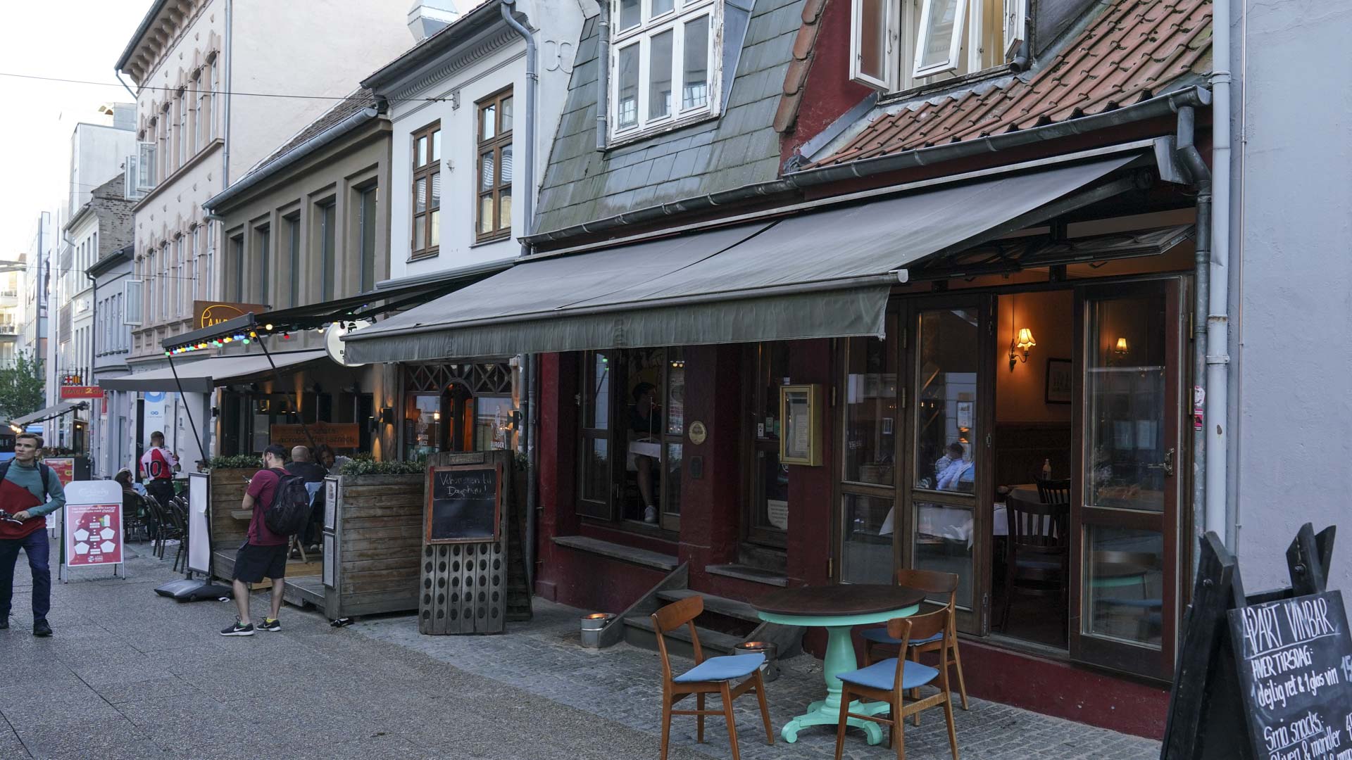 Restaurant Dauphine set udefra på en sommerdag