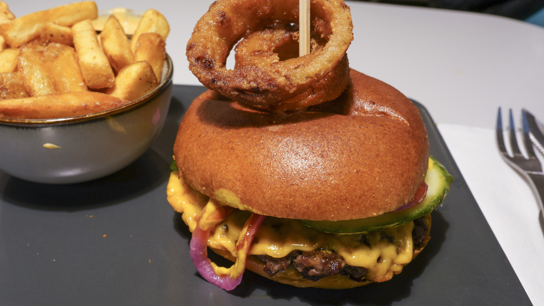 Burger hos Diners Lounge i Viby