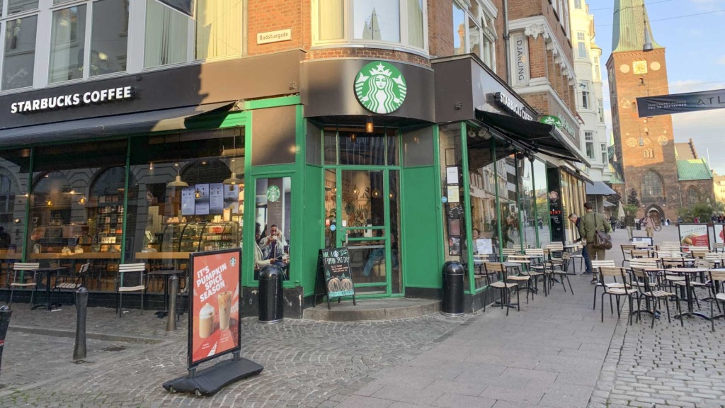 Starbucks - Borgporten set ude fra Lille Torv i Århus