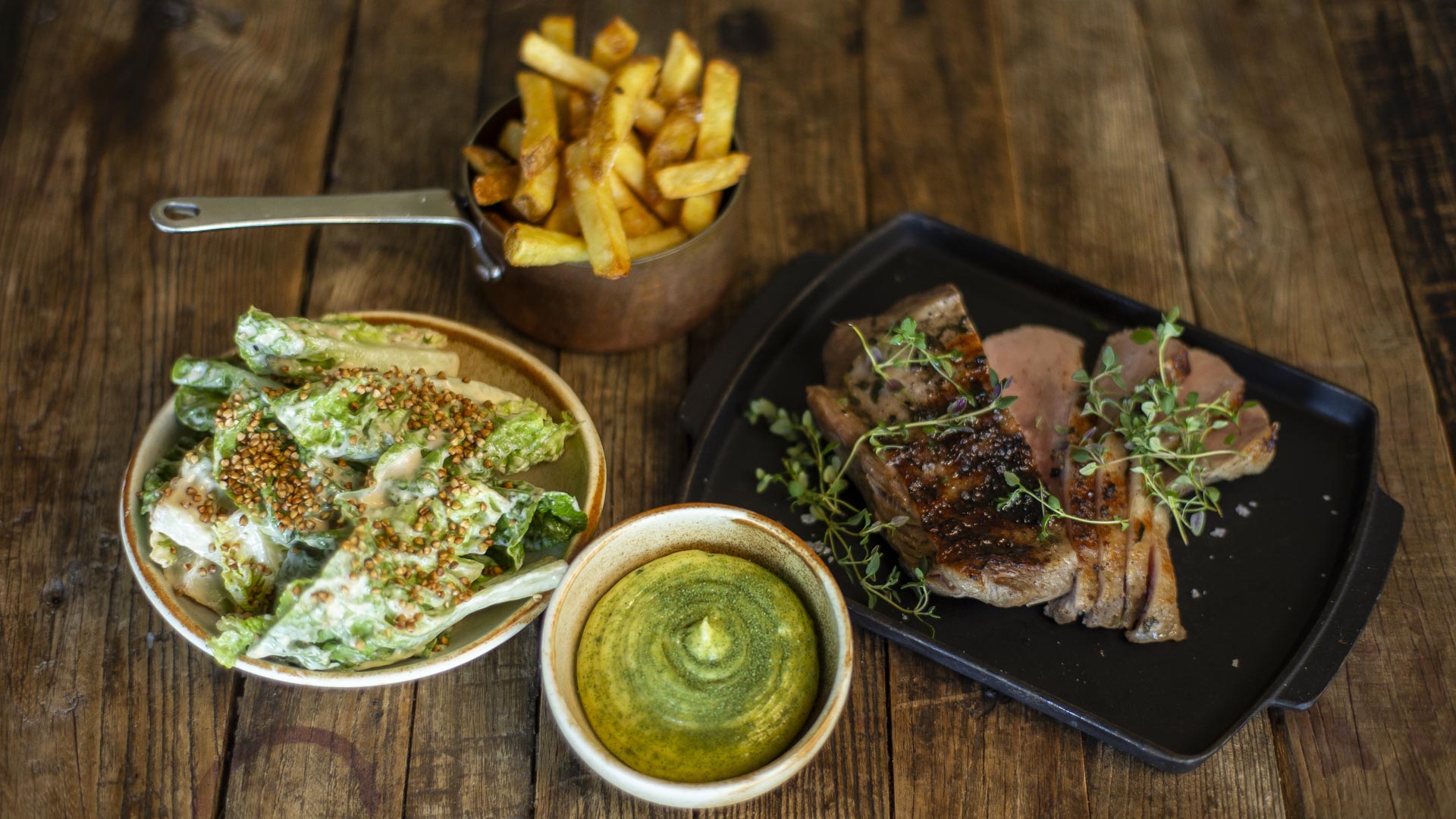 Cuvette, salat, bearnaisesauce og pomfritter hos Restaurant Unico i Højbjerg