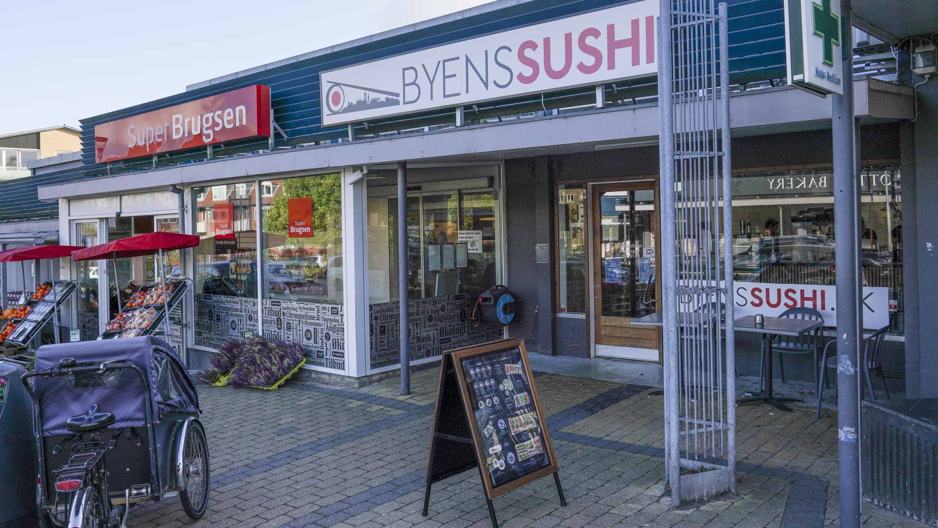 Indgangen til Byens Sushi på Kridthøj Torv