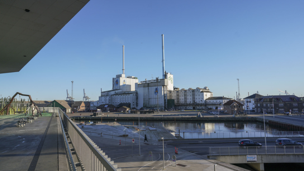 Udsigten mod industrihavnen fra Dokk1 på havnen i Aarhus