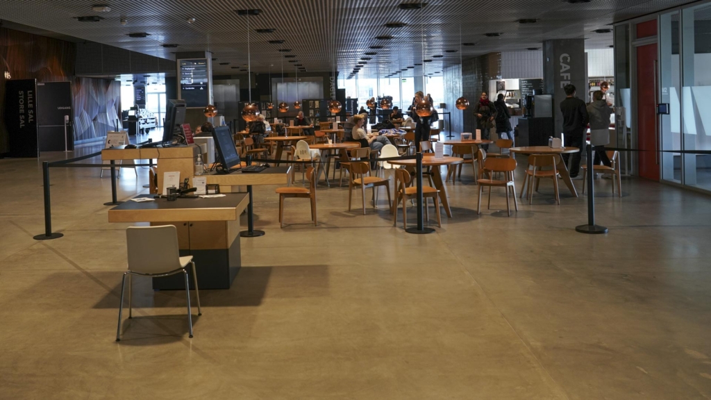 Der er masser af plads hos Café Dokk1 på havnen i Aarhus-