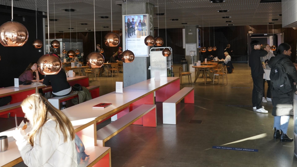 Der er god plads hos Café Dokk1 på havnen i Aarhus