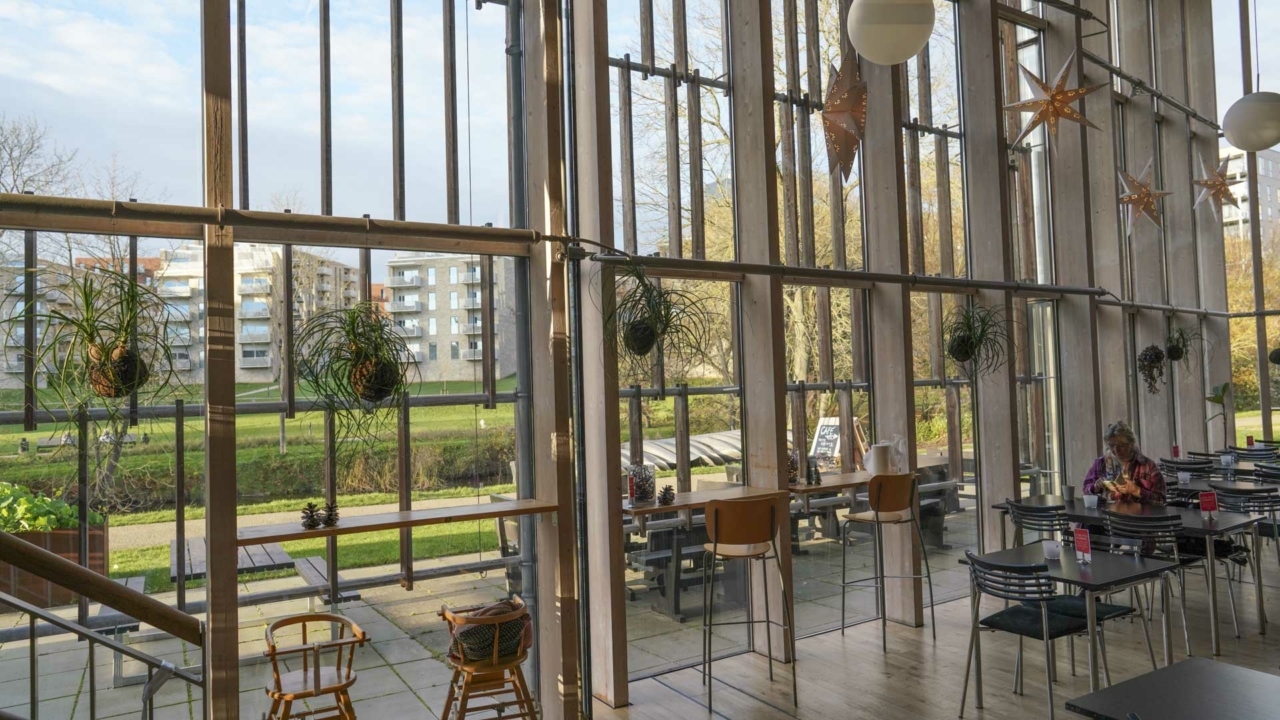 Café Folkestedet ligger ved Godsbanen i Aarhus