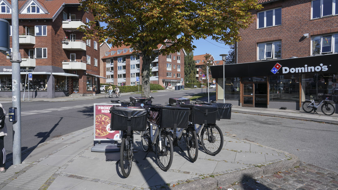 Cykler foran Domino’s Pizza i Aarhus N