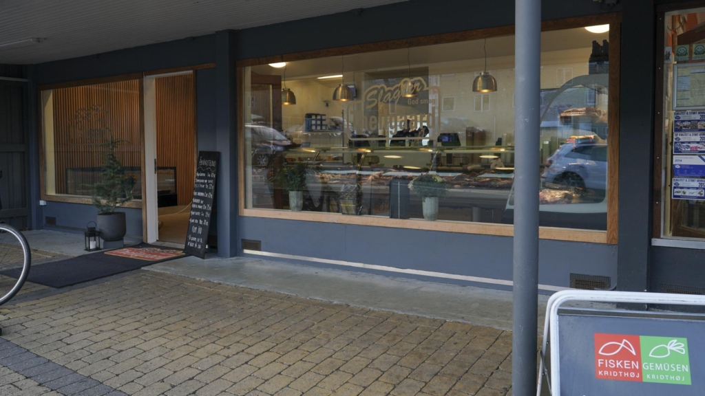 Slagter Theilgaard på Kridth&oslash;j Torv set udefra