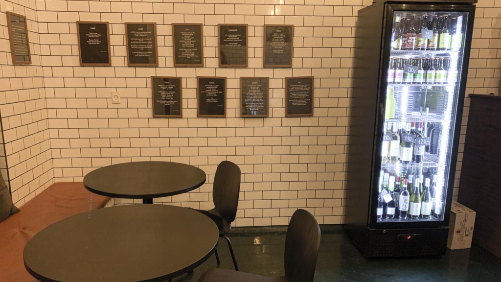 Man kan spise sin pizza hos SPRÖD, men der er ikke s&aring; meget plads.