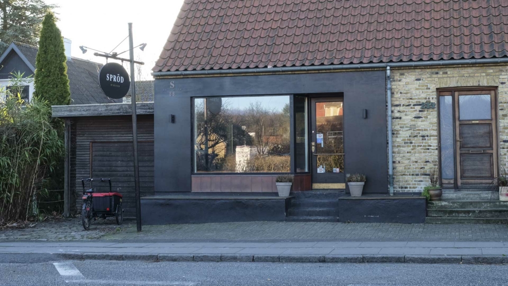 SPRÖD set fra den modsatte side af vejen