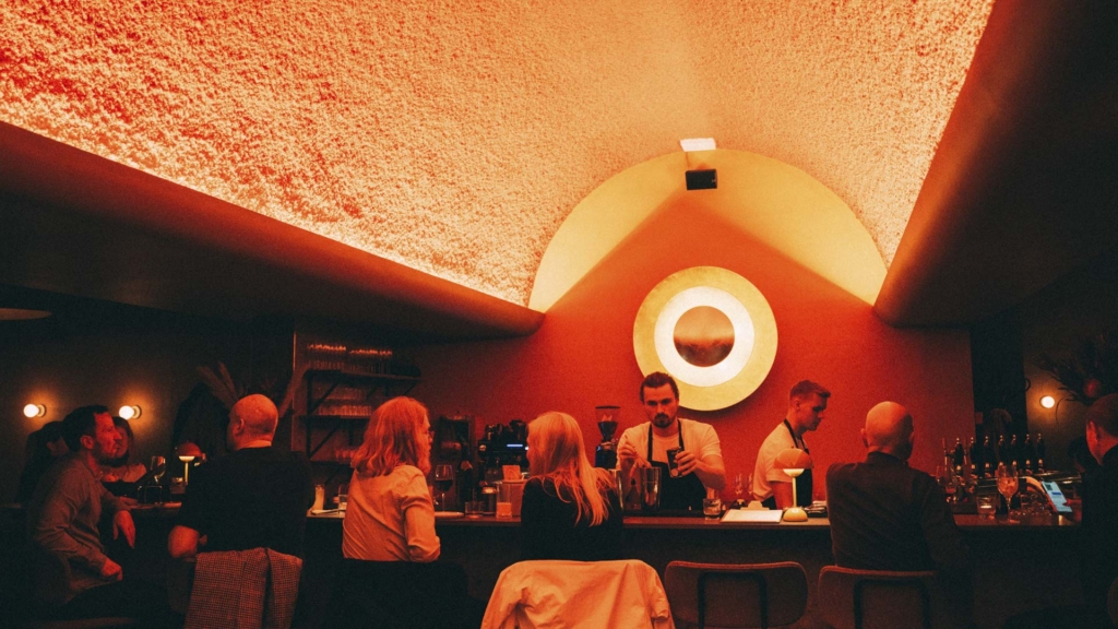 Stemning i baren hos Hanzō i Aarhus