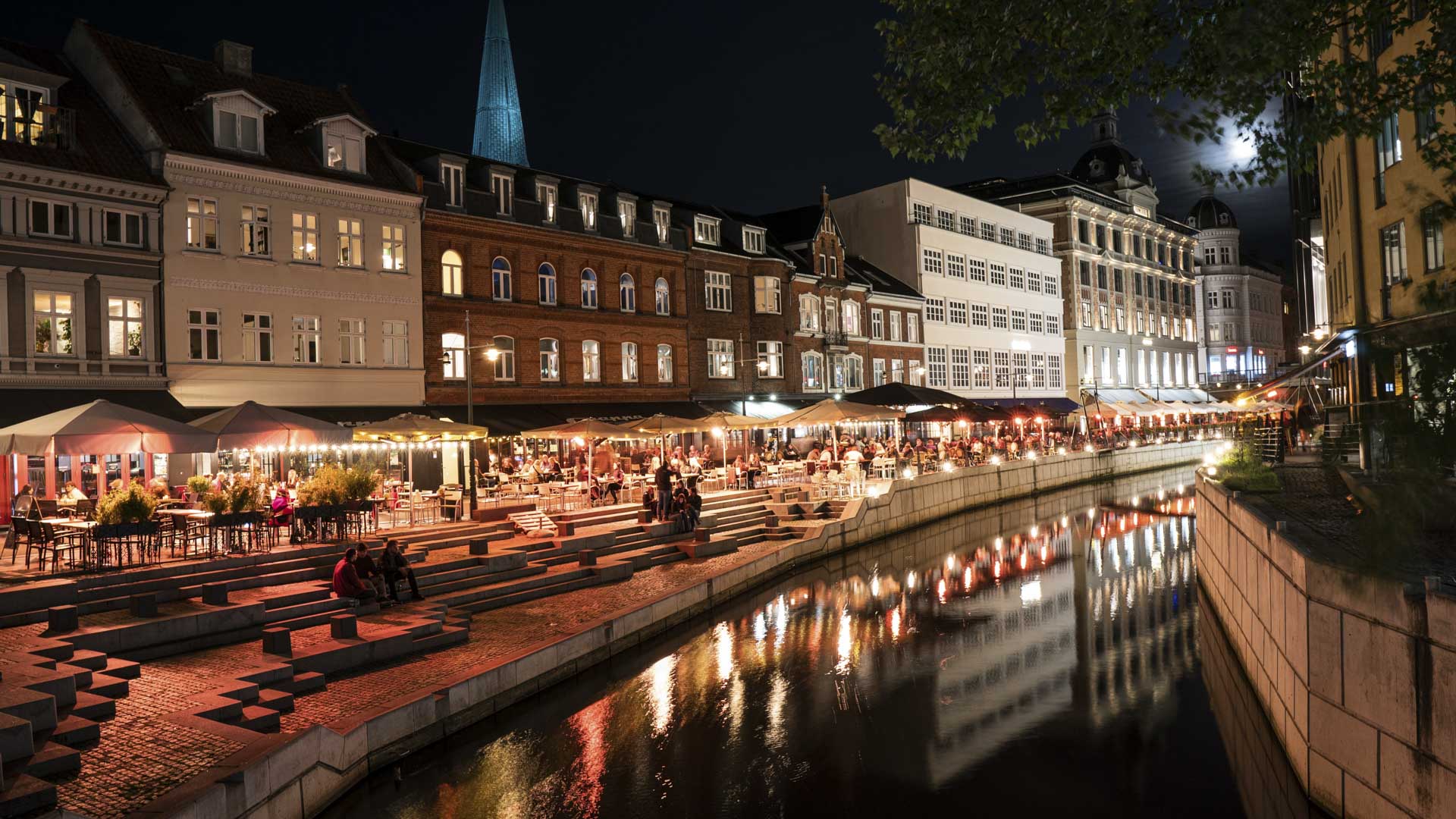 Aarhus ved åen i en sen nattetime om sommeren