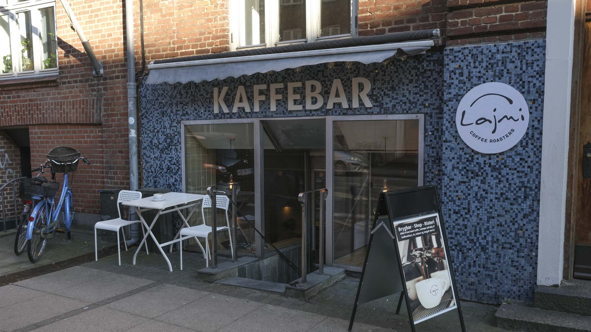 Lajmi - Coffee Roasters set udefra gaden af