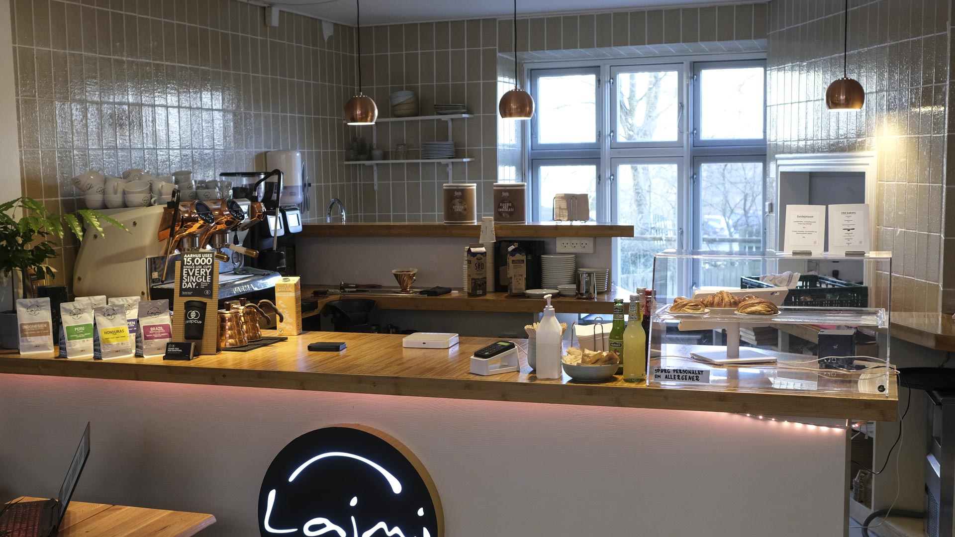 Her bestiller man sin kaffe og mad hos Lajmi - Coffee Roasters
