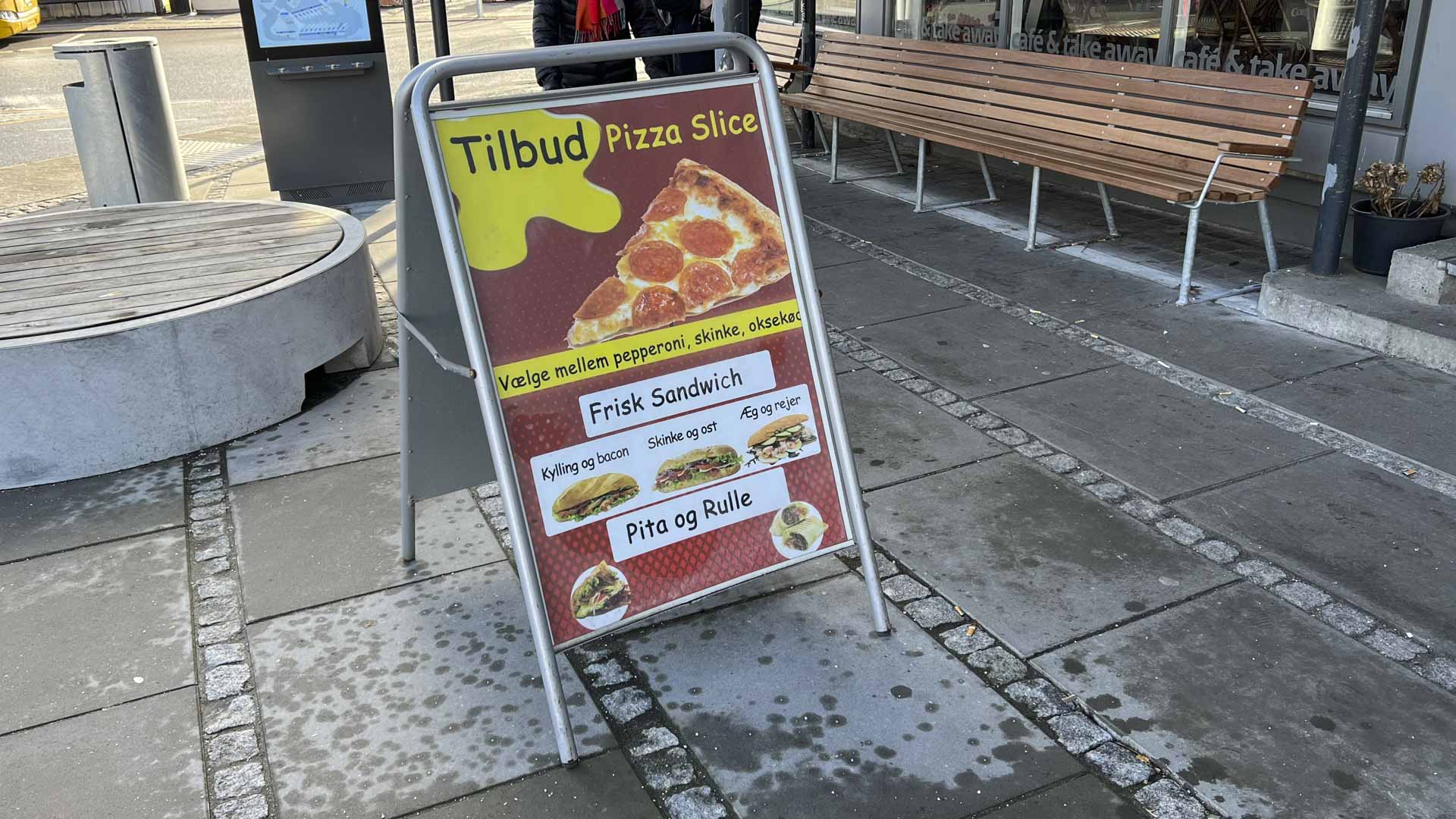 Et tilbudskilt his Lilians Cafe