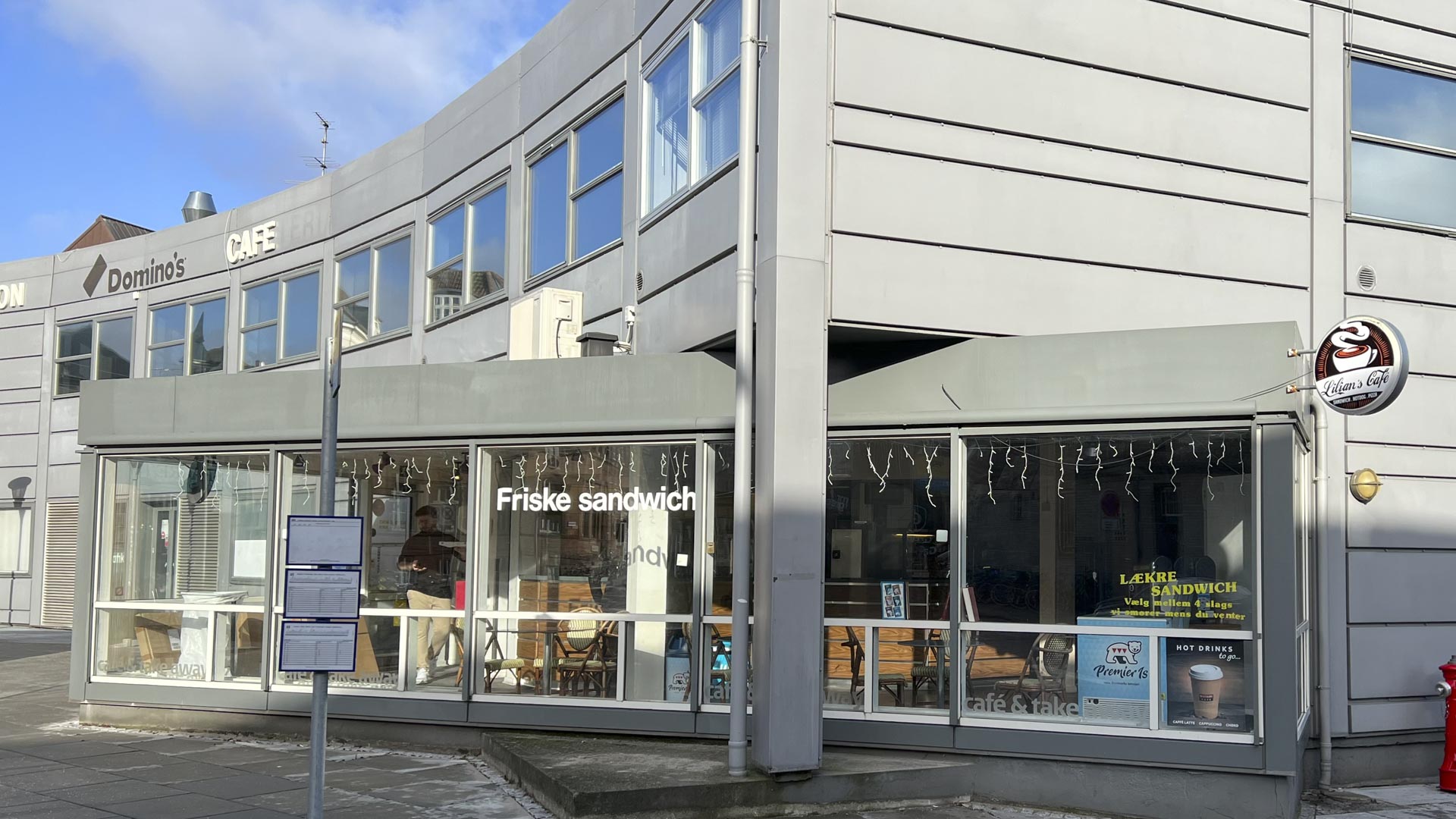 Lilians Cafe set fra bagsiden af Rutebilstationen af