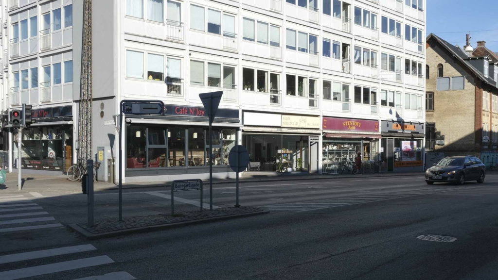 Café N&rsquo;Joy i Frederiks All&eacute; set udefra