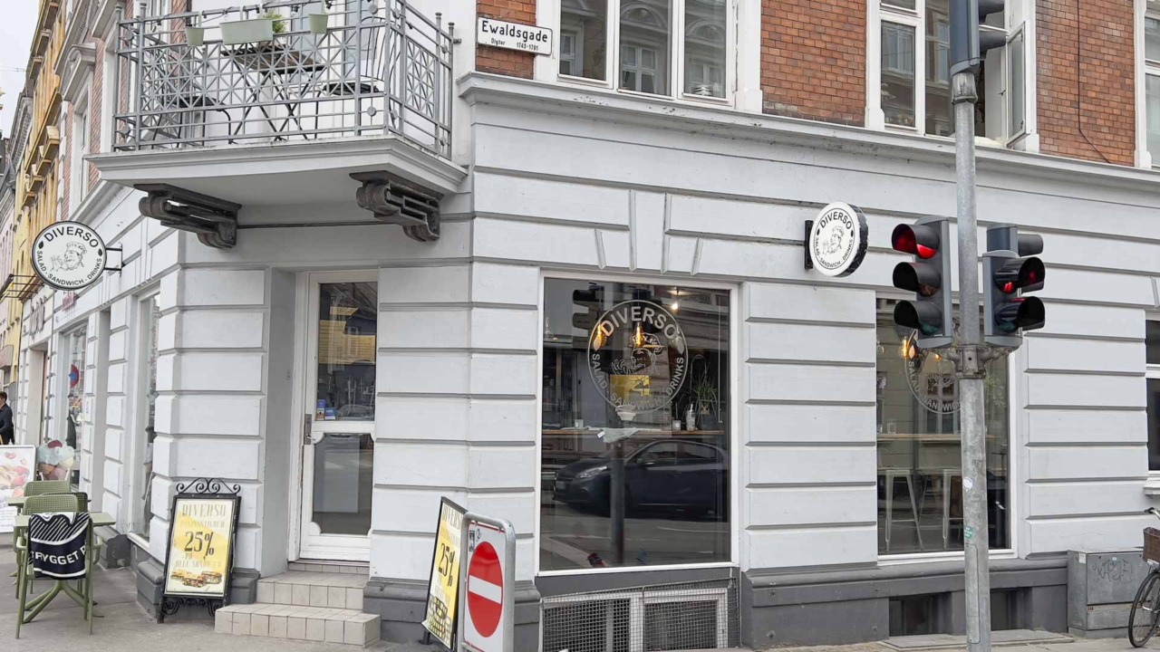 Diverso i Frederiks Allé set udefra gaden af