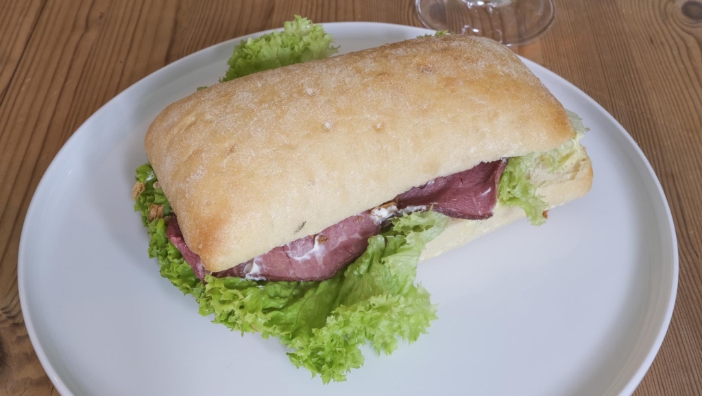 En lys sandwich med roastbeef hos Diverso i Frederiks Allé