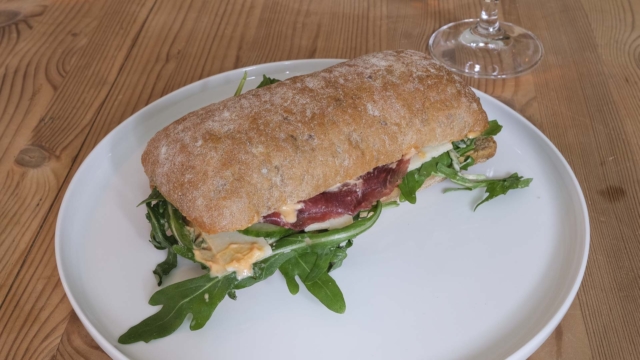 En sandwich med marineret okse og parmasanost hos Diverso i Frederiks Allé