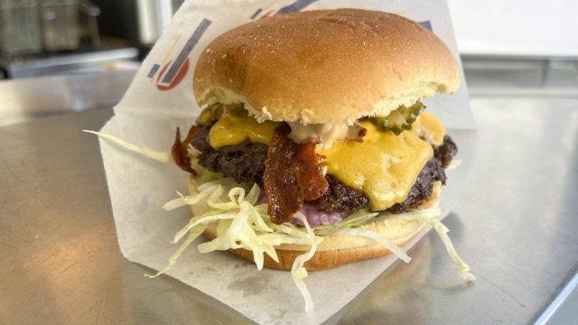 En hjemmelavet burger hos Grill- og pølsehytten på Frederiksbjerg Torv